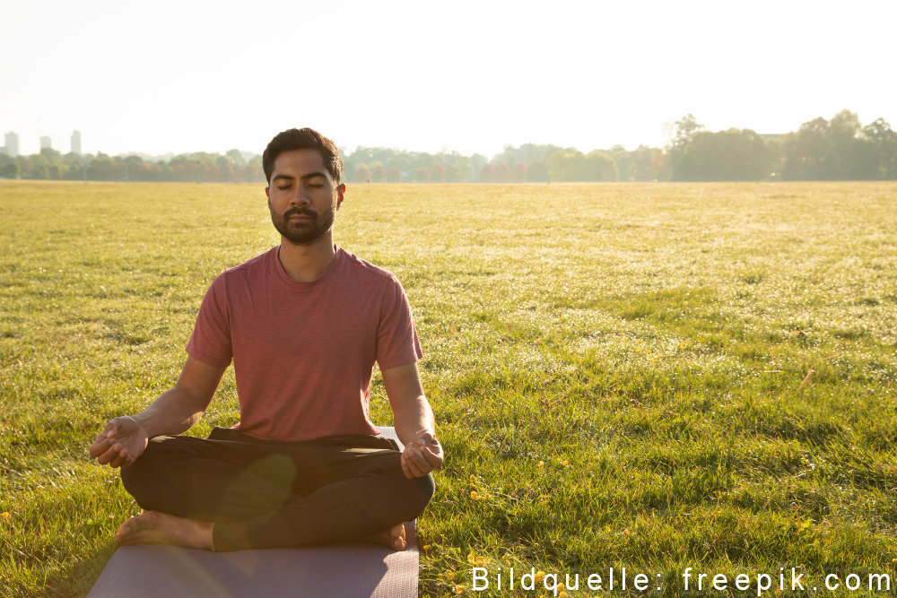 Mann akzeptiert seine Gefühle während Meditation